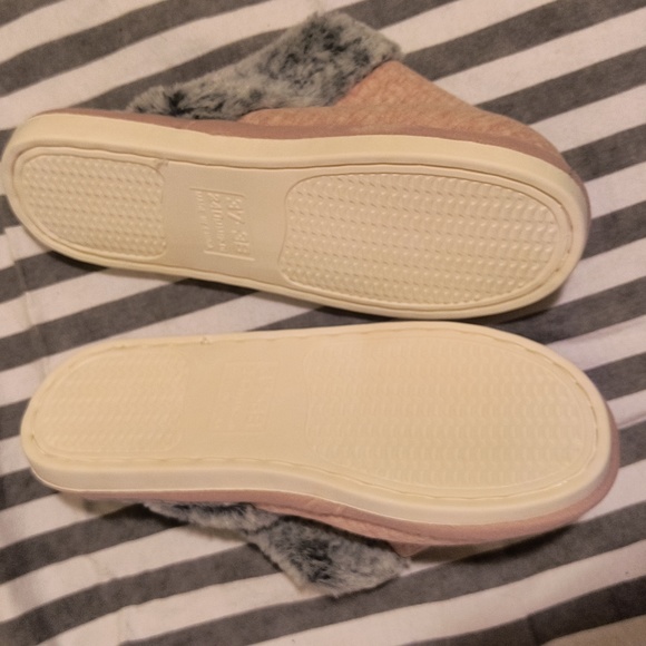 Pink faux fur slippers - Picture 3 of 4